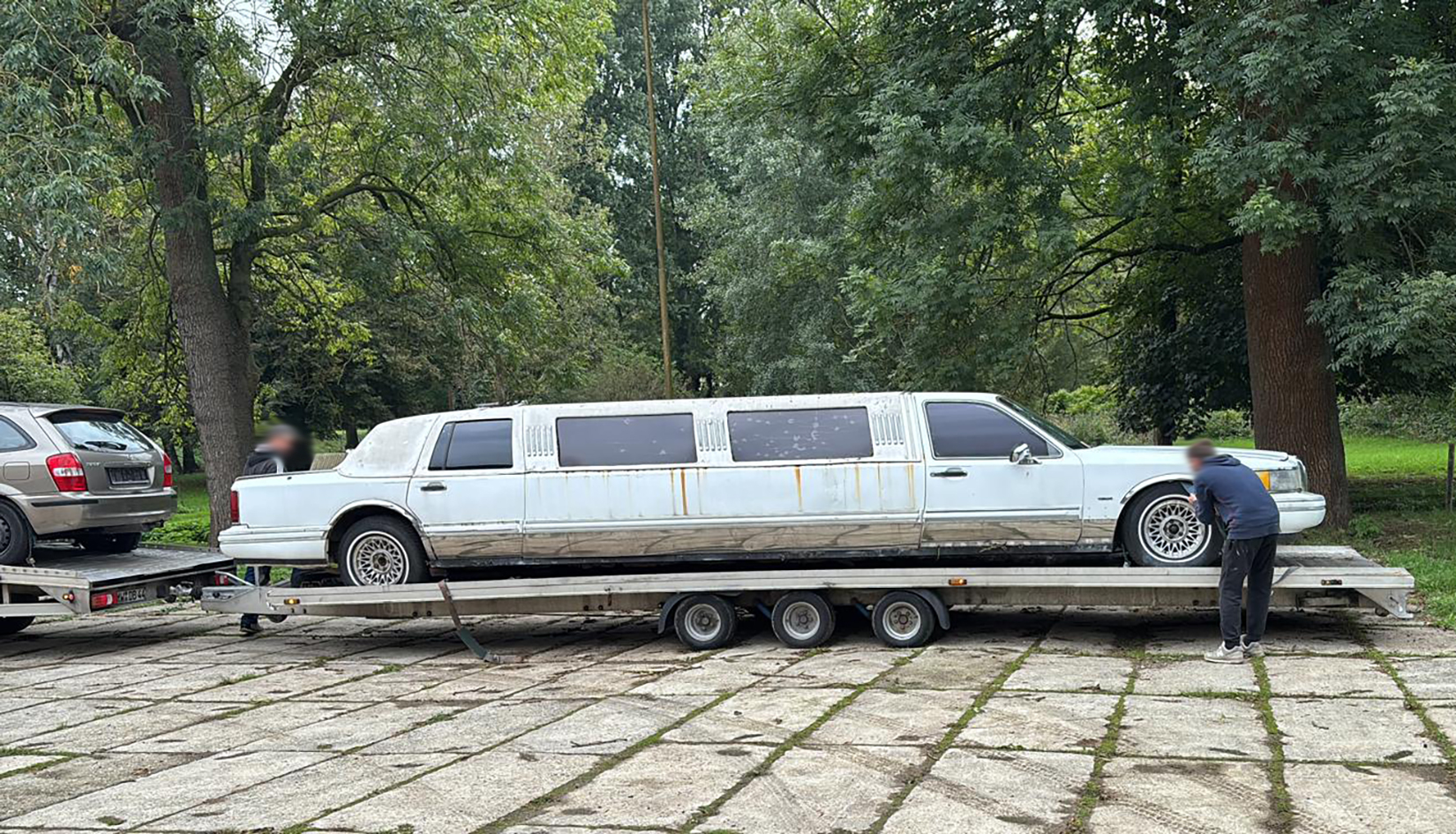 Altauto zum Abtransport zur Verwertung verladen